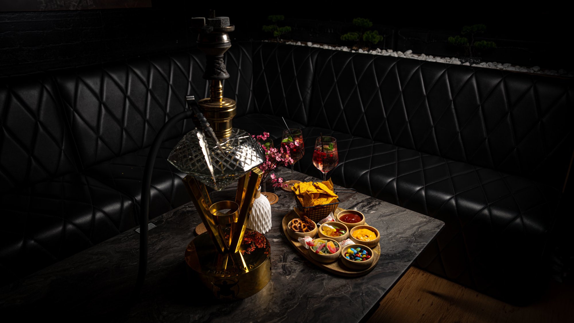 ZUMA Lounge — Hookah, Cocktails & Snacks am Tisch